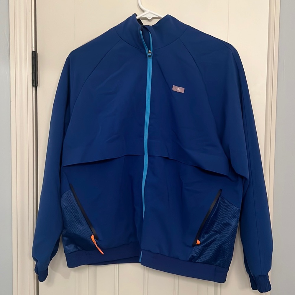 Figs Sydney scrub jacket in winning blue